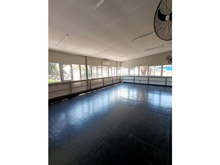 Vendo o Permuto amplio Inmueble centrico  Av Corrientes con Salones
