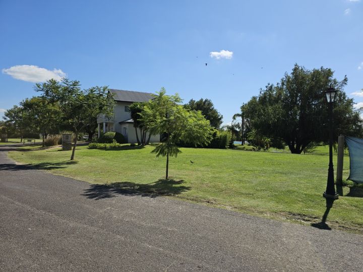 Lote arbolado en El Solar de Victoria, a canal interno (35)