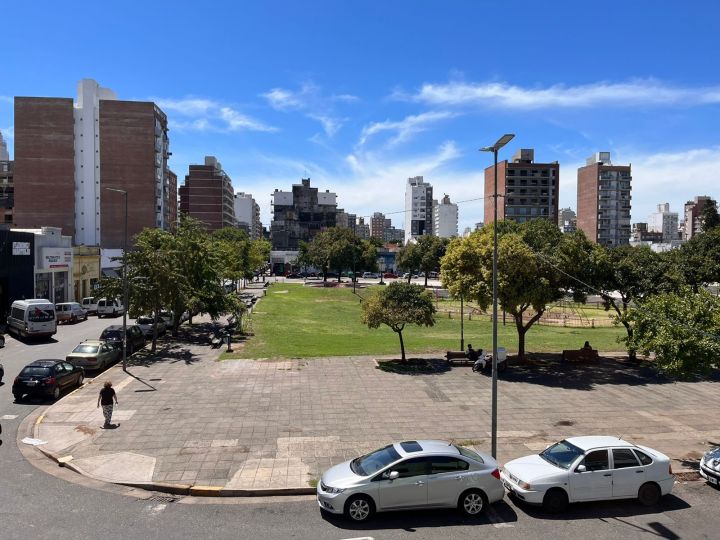 Oficina de 40 mts. Esquina Ituzaingo y Mitre. Impuestos incluidos. Ideal clases part, showroom, uso admin y comercial.