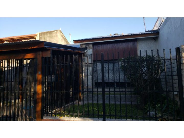 Impecable casa de 2 dormitorios con patio, Castagnino 645, Alberdi Rio