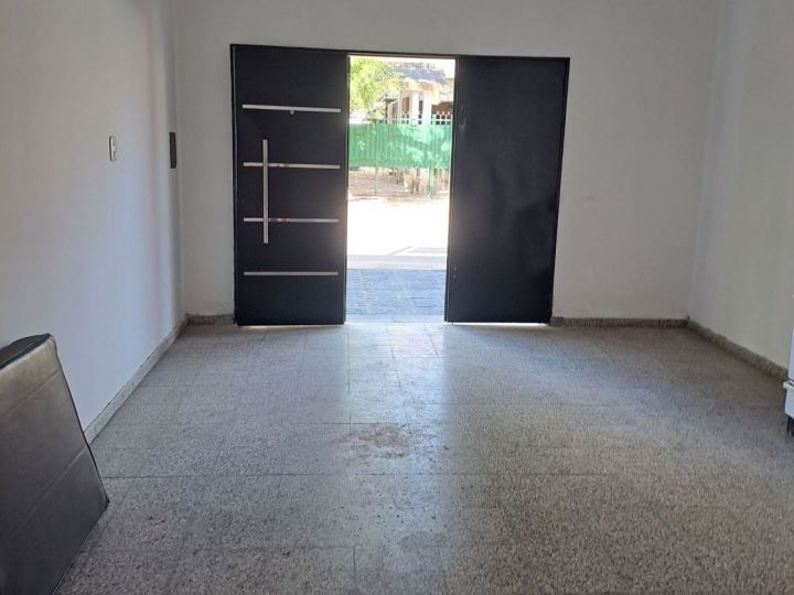 Casa de 3 dormitorios cochera doble ,patio y terraza                Remedios de Escalada 276