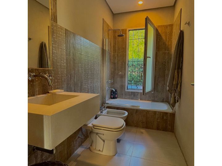 Hermosa casa quinta sobre amplio terreno! Vistas al río! 1200m2 parquizados y pileta!Corrientes y French - Victoria