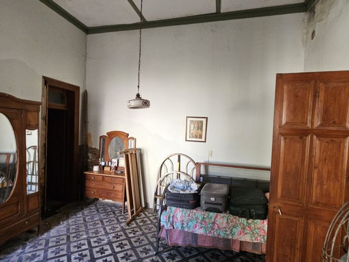 ¡VENTA! Casa céntrica a refaccionar de 3 dormitorios con jardín! Vélez Sarsfield e/ San Martín y Alem - Victoria, Entre Ríos