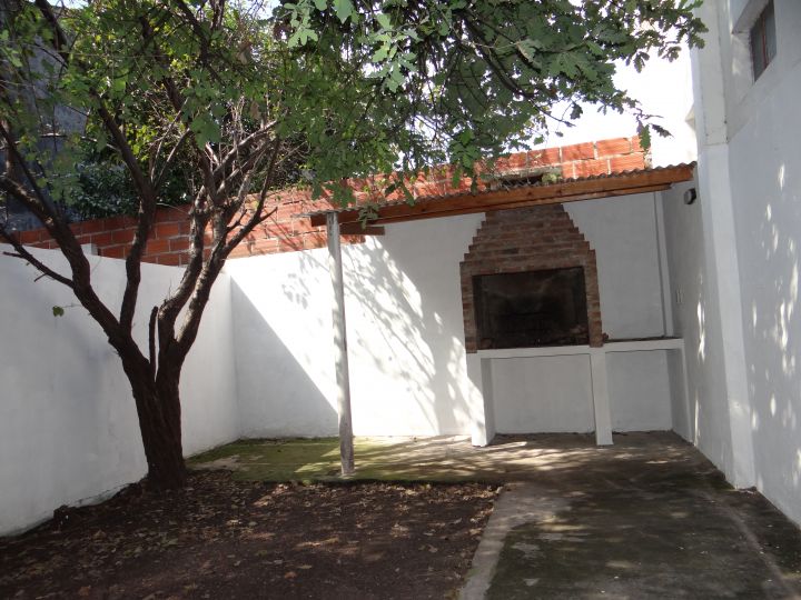Dpto 2 Amb en planta baja con patio y fondo con parrilla