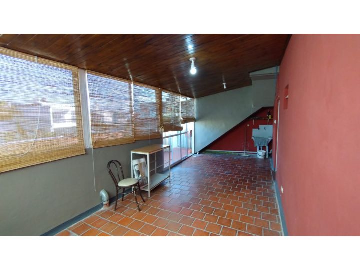 EXCELENTE VIVIENDA EN BLOQUE + 2 LOCALES