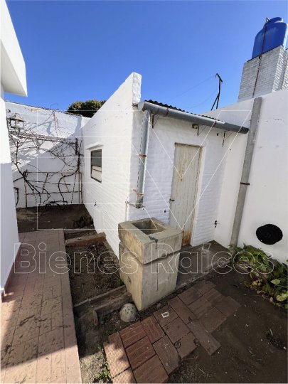 VENTA. B° COLON. PROPIEDAD 3 DORM + ESCRITORIO + PATIO + GARAGE. ESCRITURA