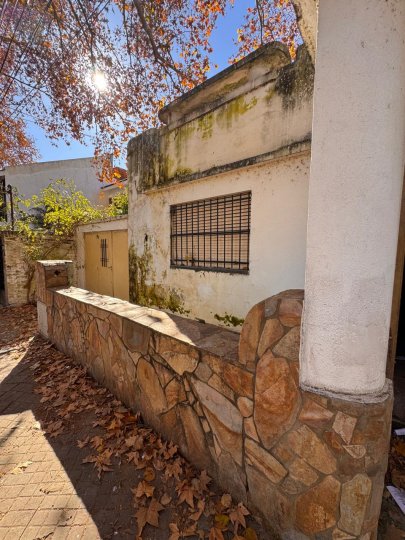 Galpon con casa al frente en venta!