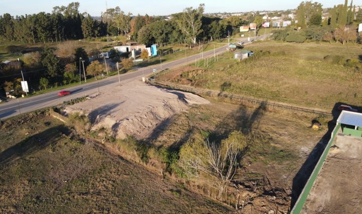 Amplio terreno nivelado, sobre ingreso a Victoria, ideal para comercio o desarrollo