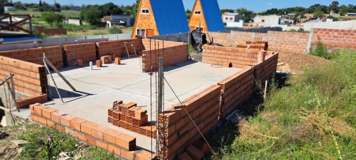 Casa de dos dormitorios en obra, sobre terreno de 197 m2