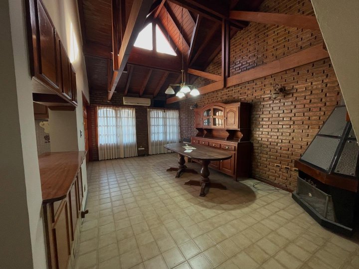 Alquilo casa 3 dormitorios, 3 baños, cochera triple, quincho y patio con pileta