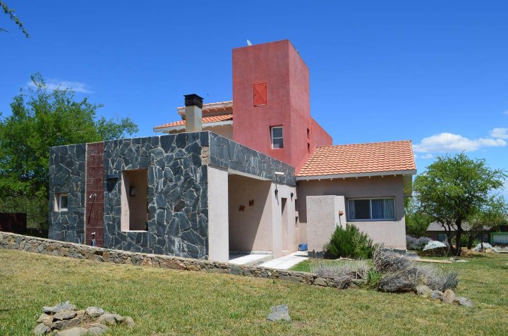 Casa con pileta sobre lote de 1400m2