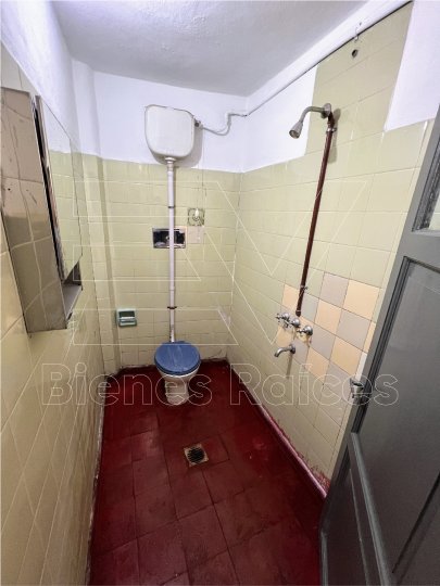 VENTA. CENTRO. IMPORTANTE PROPIEDAD IDEAL INVERSOR! 2 CASAS + MONOAMBIENTE. GRAN PATIO. 8 HABITACIONES