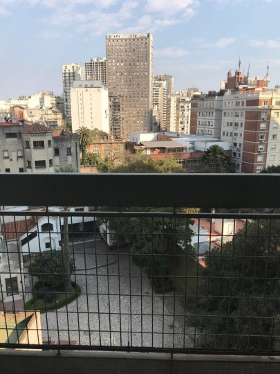 Recoleta, Arroyo 900, piso 8, 2 amb, 60m2, u$s 800 + expensas + agua +luz + agua. Expensas Mayo 2025= $ 145,000.-