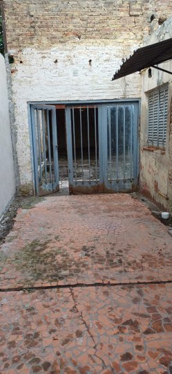 Venta. Local comercial con terreno y deposito.