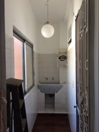 Departamento tipo casa de 3 amb, lavadero, balcon, quincho, parrilla y terraza de 70 mts