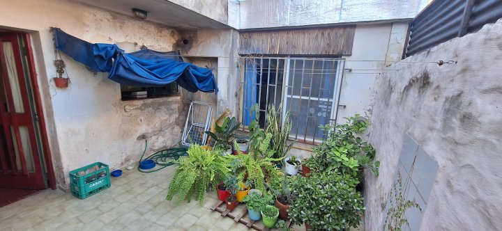 CASA AL FRENTE DE 2 DORMITORIOS