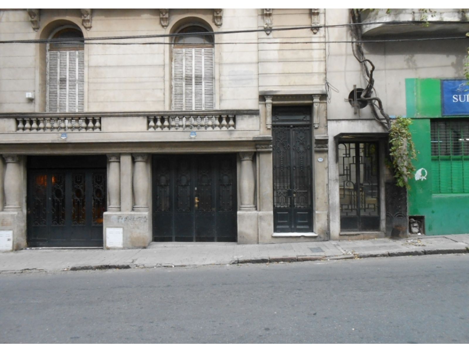 Hermosa casa  de estilo colonial planta alta, con balcón y cochera. Acepto departamento en  parte de pago