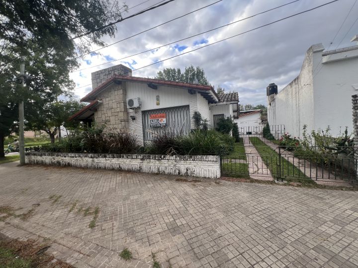 ROLDAN - HERMOSO CHALET - ESQUINA -ZONA CENTRO