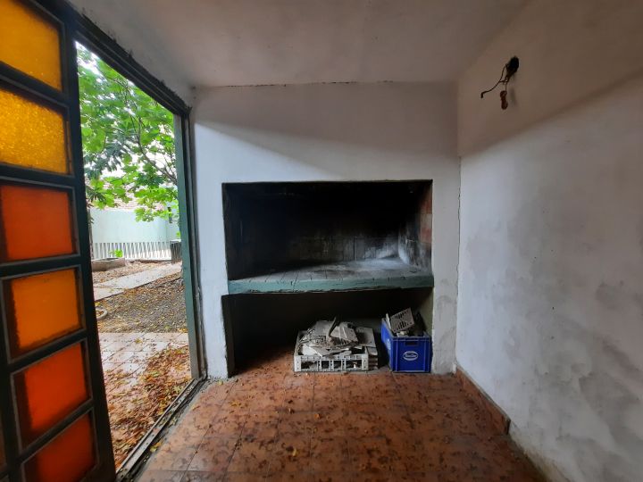 AMPLIA CASA EN PLANTA BAJA CON PATIO PARQUIZADO Y TODOS LOS SERVICIOS