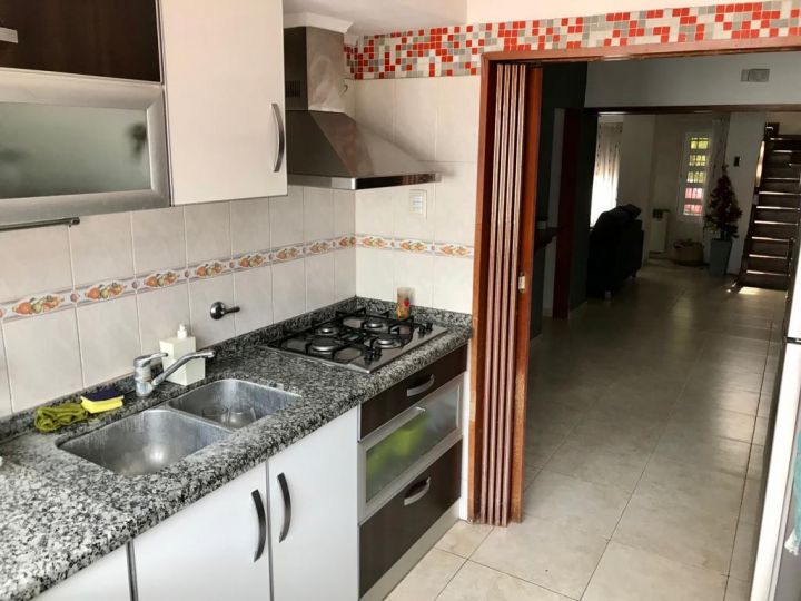 VENTA: Casa de 4 dormitorios en San Lorenzo.