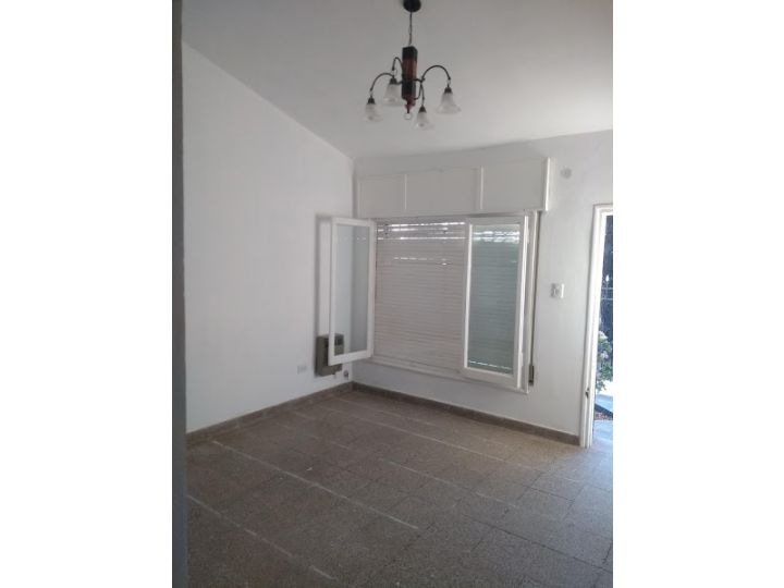 COLINAS DE V. SARSFIELD - RECICLADA - 3 DORM GGE Y PATIO
