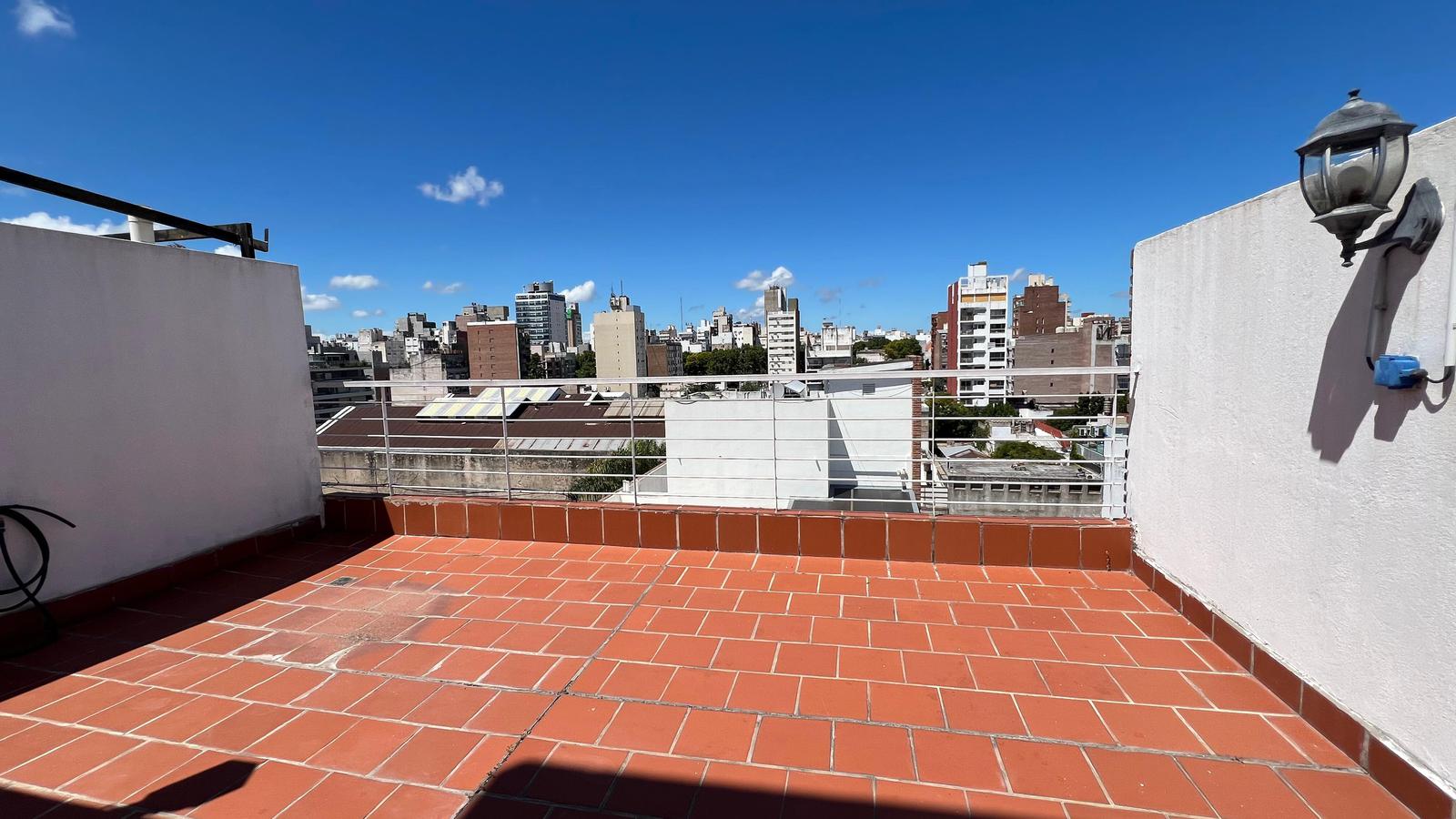 Monoambiente dividido con TERRAZA EXCLUSIVA Y COCHERA