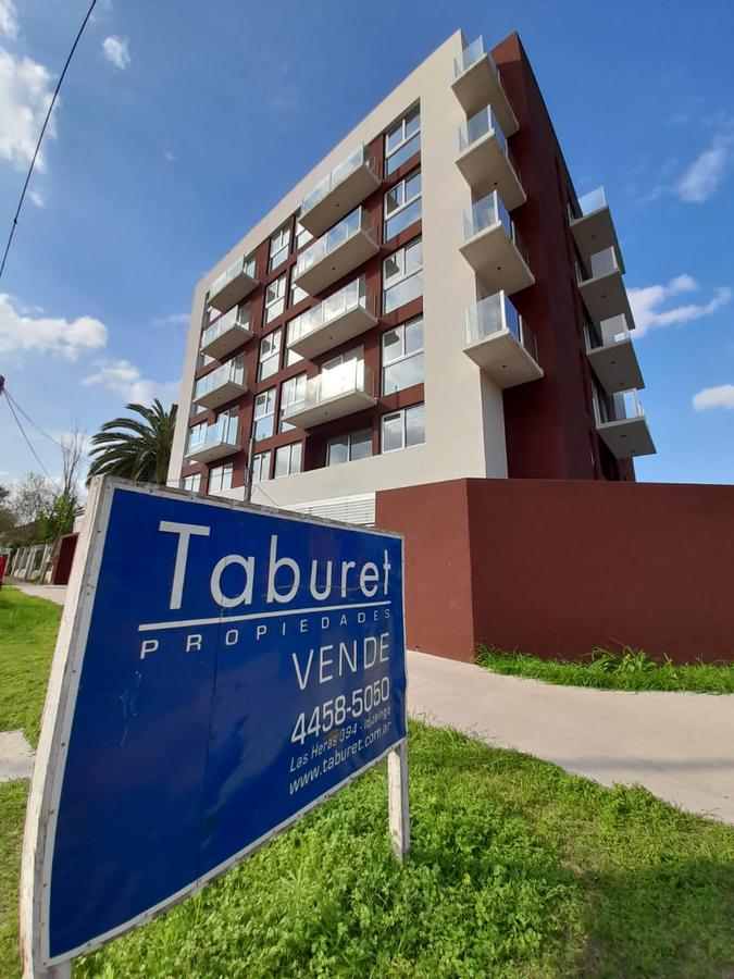 Departamento 2 ambientes con cochera en venta- Ituzaingó