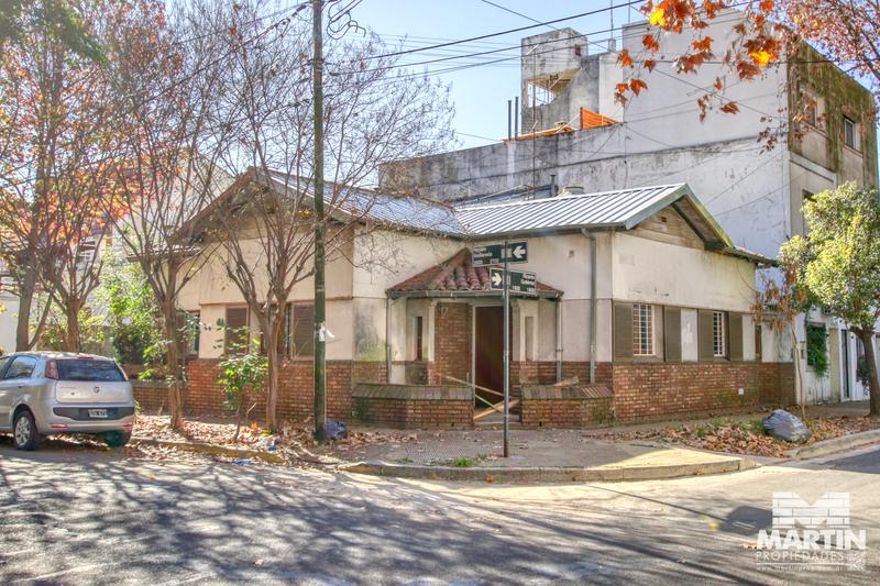 Casa a refaccionar de  4 ambientes con dependencia, cochera, patio y terraza - Olivos