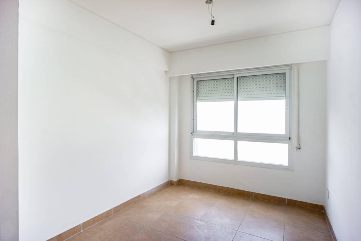 Venta - Departamento Tres Dormitorios en Barrio Lourdes con Balcón al Frente