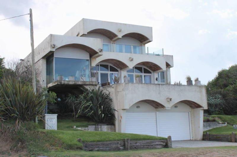 Venta - Casa de 8 ambientes FRENTE AL MAR en Pinamar -  EXCELENTE UBICACION