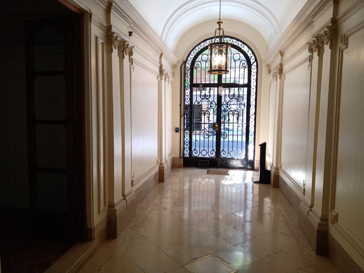 PISO DE OFICINAS EN RECOLETA LAS HERAS A METROS DE LA PLAZA VTE. LOPEZ