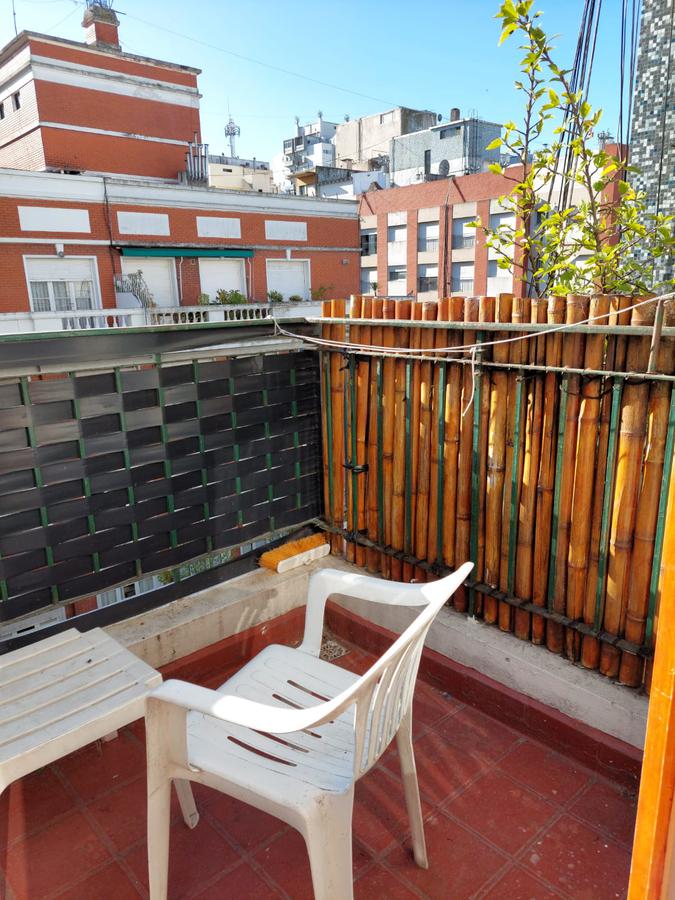 Departamento enDOS AMBIENTES A LA CALLE CON BALCON SALIENTE VEREDA DE SOL