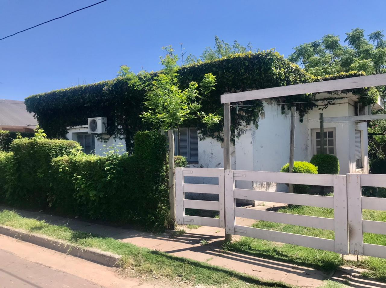 Casa a la venta en  Roldan centro. De tres dormitorios.