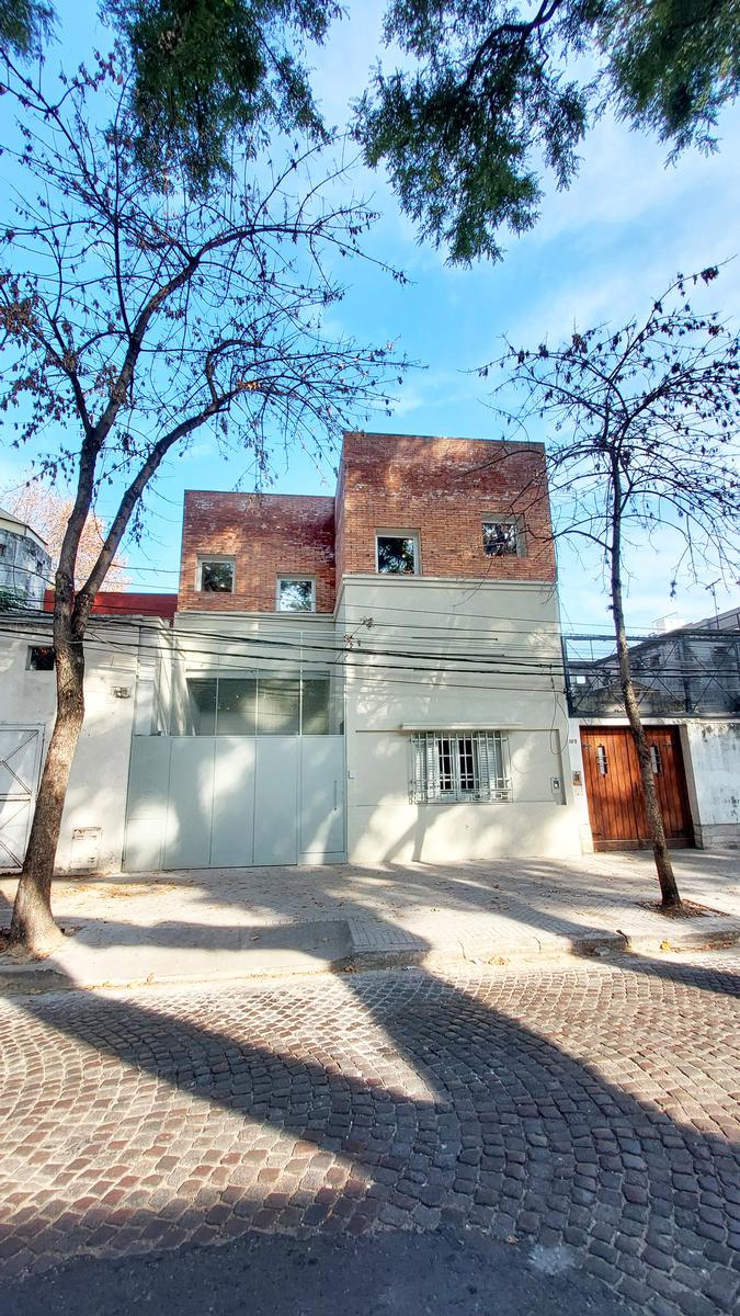 Venta: casa de 3 dormitorios, terraza, parrillero y pileta. Frente a Plaza Jewell