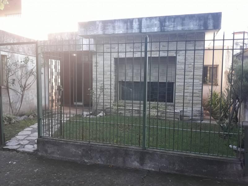 Casa 3 Ambientes con Lote de 10 x 48 mts.- Ituzaingó Norte- Los Portones