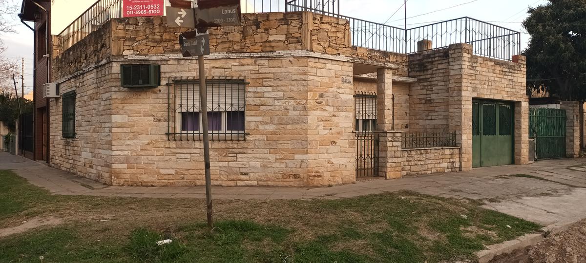 CASA DE TRES AMBIENTES, MORON SUR EN VENTA, COCHERA.