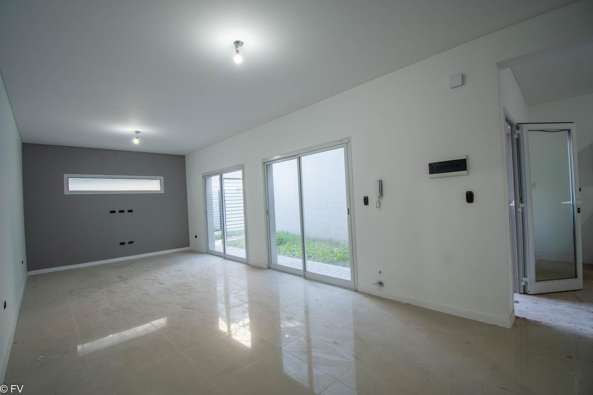 VENTA - Dúplex 3 dormitorios con cochera Patio y Terraza con parrillero - Fiserton, Rosario.