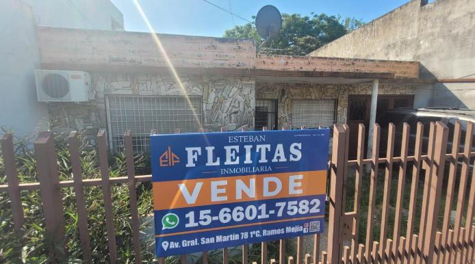 VENTA CASA DE 3 AMBIENTES A RECICLAR EN LOTE PROPIO