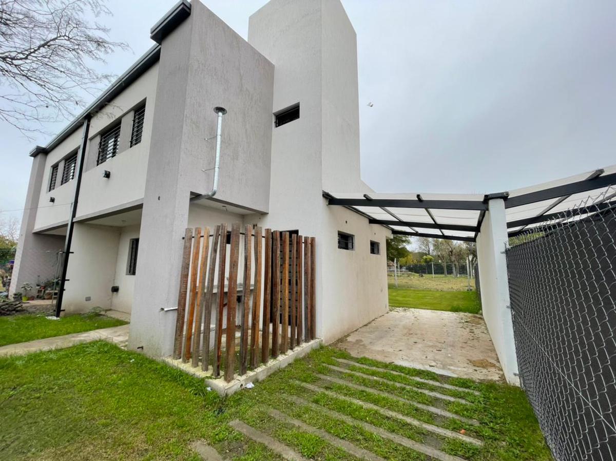 Dúplex tipo casa en venta. Villa Elisa