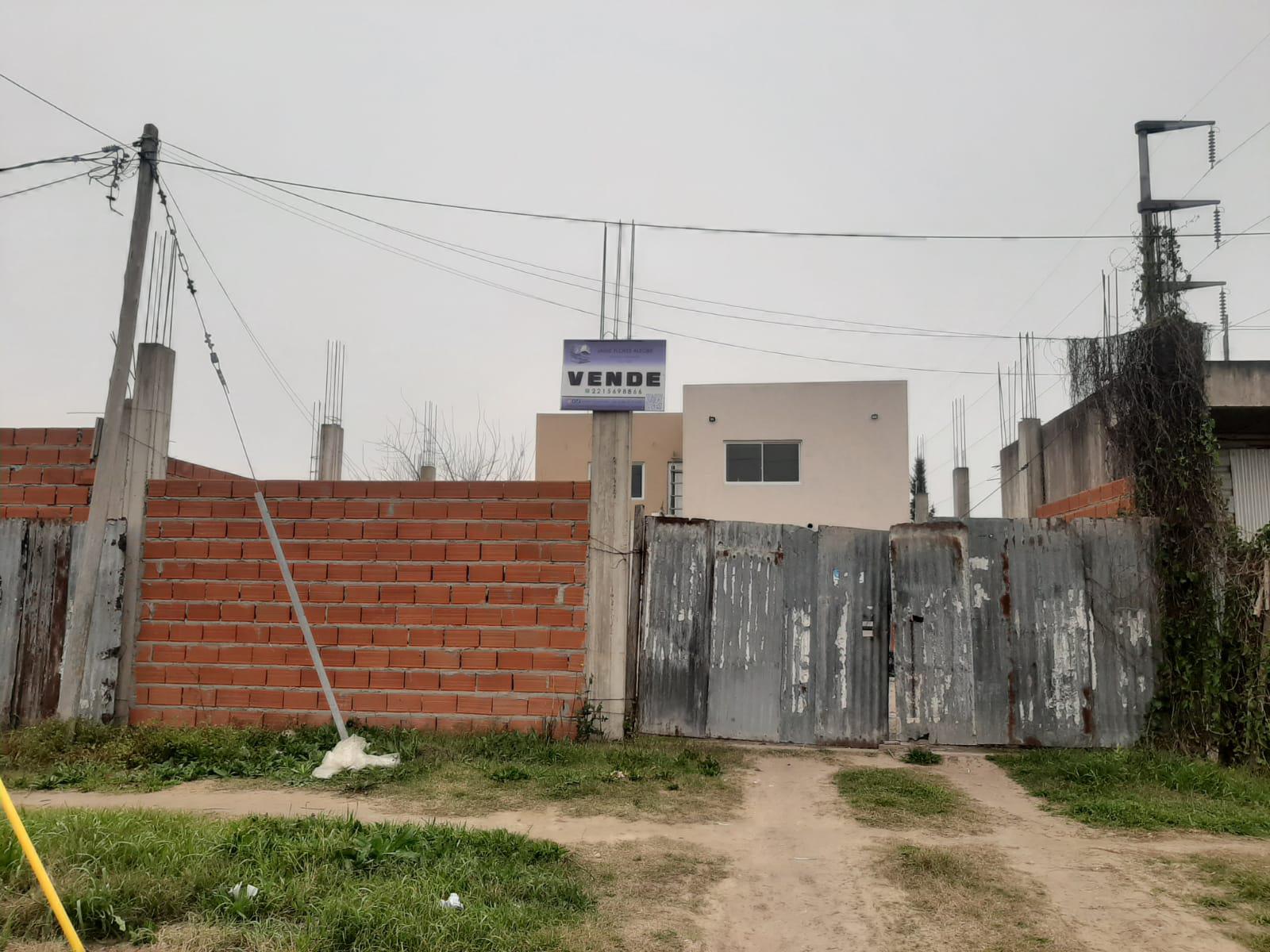 Casa en  Barrio Futuro, sobre la Avenida 32 entre 166 y 167