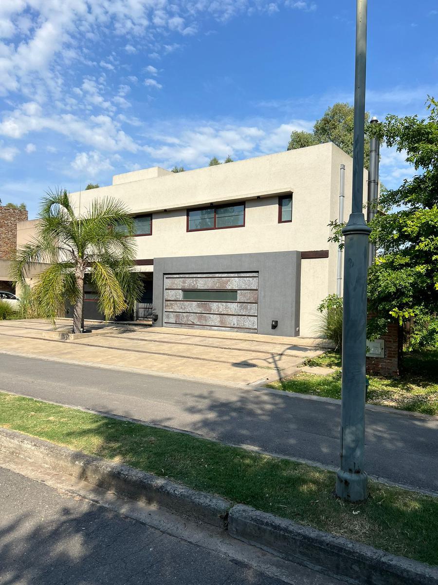 Casa de 2 plantas en Weston, barrio privado, club de campo