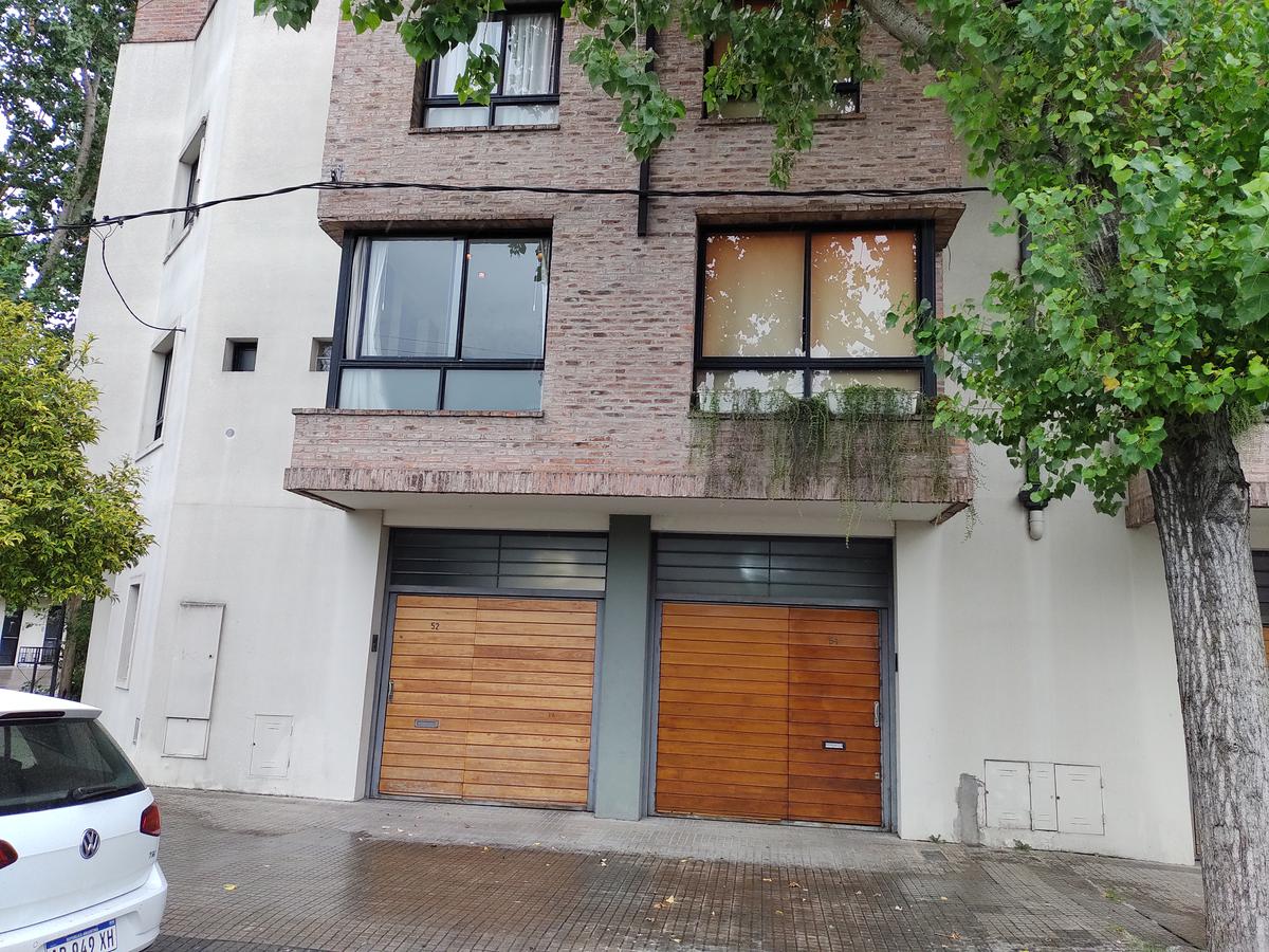 Venta triplex 2 dorm c/cochera- La Plata