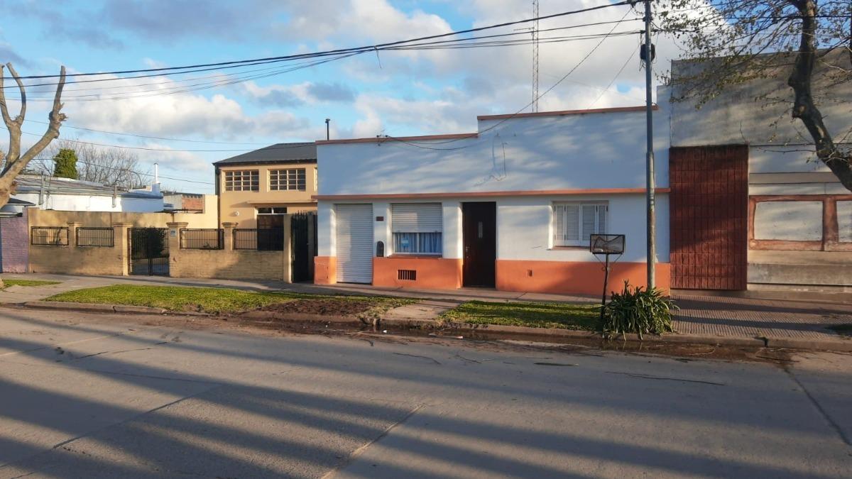 Casa y terreno en venta - 3 dormitorios 2 baños - 800 mts2 - Comandante Nicanor Otamendi