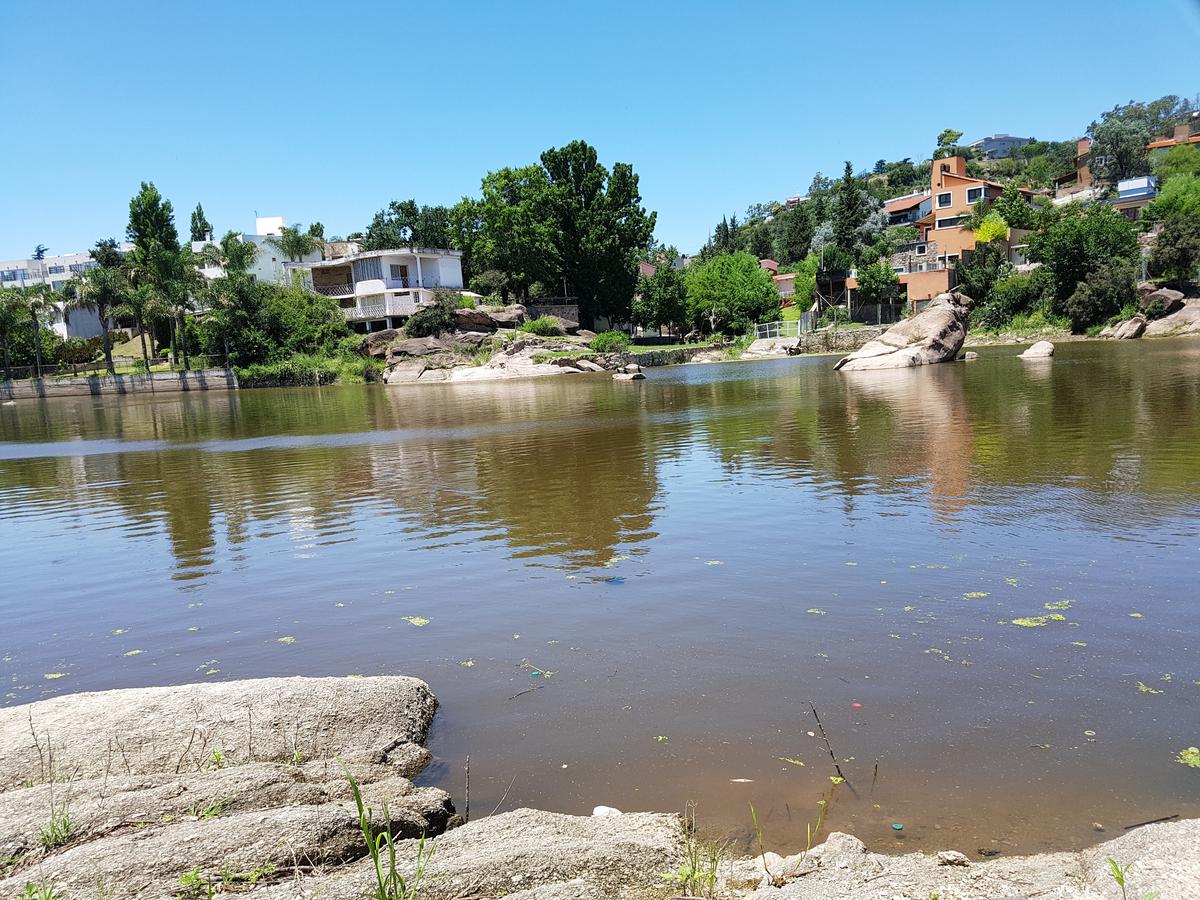 Córdoba. Villa del Lago. Espectacular terreno con borde de agua. 1180m2. Escucho ofertas!