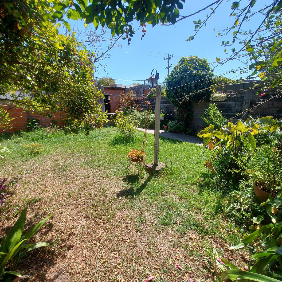 Casa en venta a reciclar con patio y cochera en Fray Luis Beltran