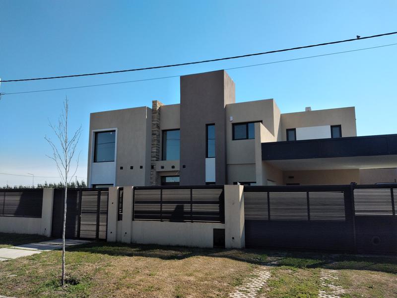 Casa importante en barrio abierto de 3 dormitorios -  Eco pueblo Alvear