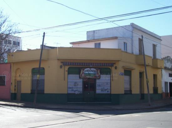 Local con vivienda en esquina con lote propio