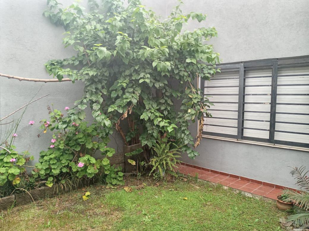 VENDE casa al frente 3 amb. con jardín y garaje. En Remedios de Escalada