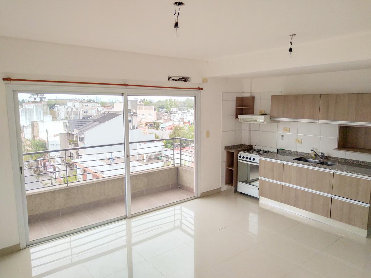 Venta Departamento Lanús Oeste al Frente 2 ambientes con Toilette