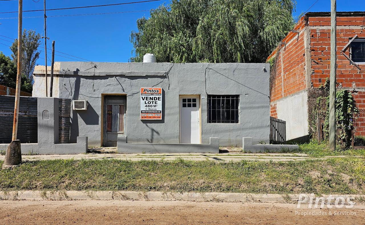 Casa a reciclar sobre calle Sarmiento. SAN JOSE.